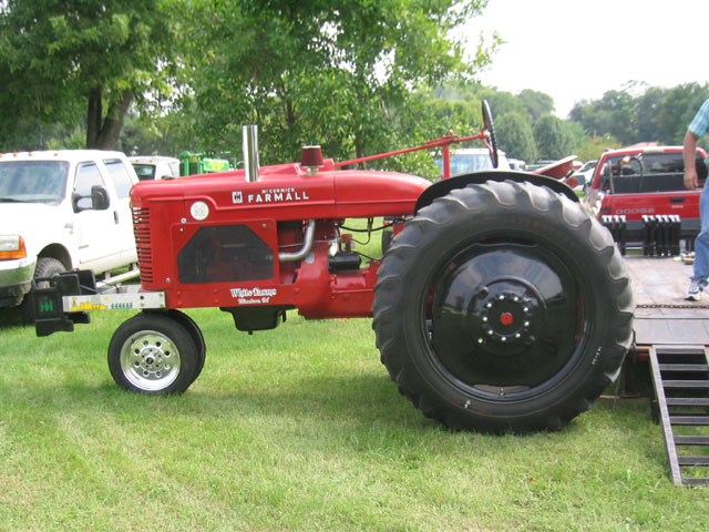 Farmall tractor at the tractor pull